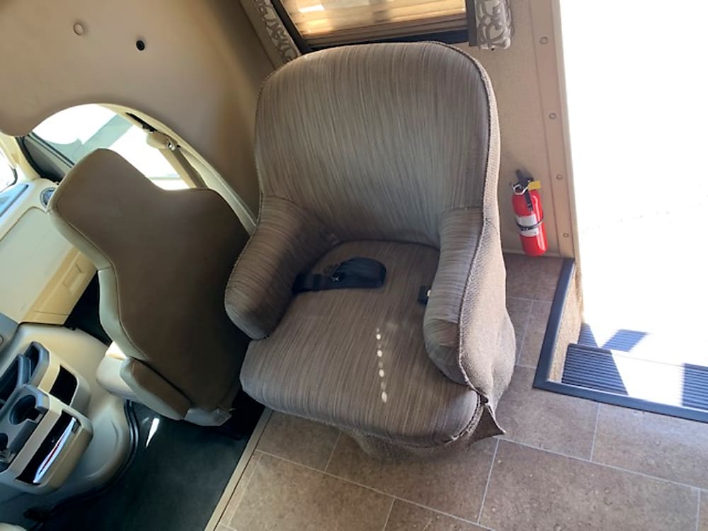 2019 Thor Motor Coach Chateau – Seat & sofa